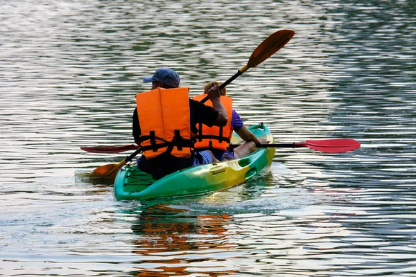 カヤックと水の中を漕ぐ男 — ストック写真