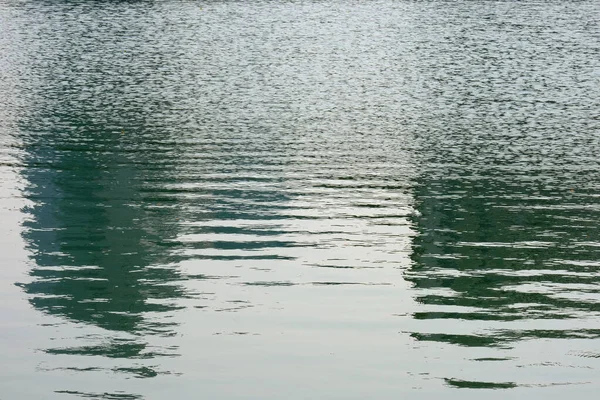湖の水の波紋は — ストック写真