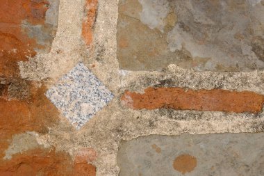 Çatlakları ve çatlağı olan eski, yıpranmış taş bir duvar. doku arkaplanı