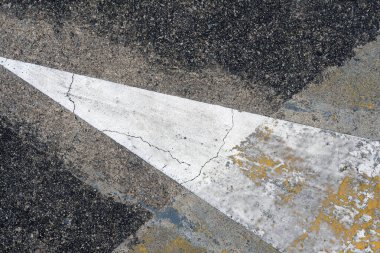 Beyaz ve gri çizgili asfalt yol