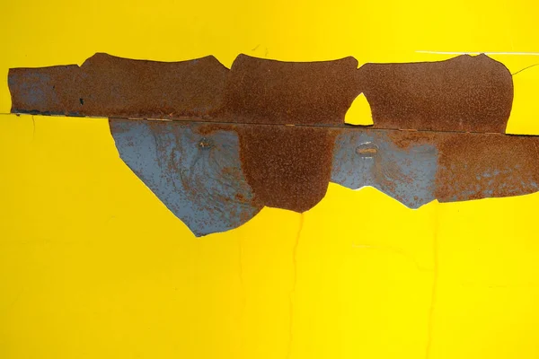 金属製のハンドルを持つ黄色と青の壁 — ストック写真
