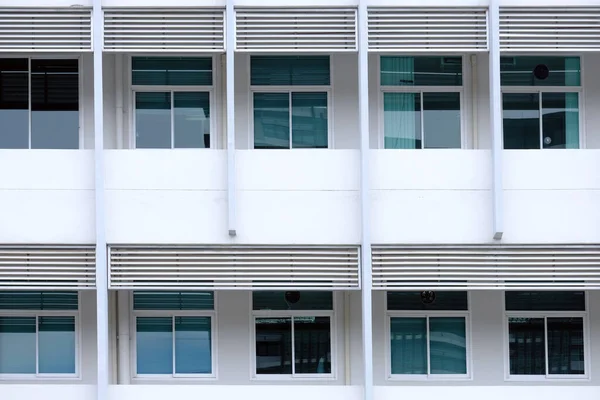Weißes Gebäude Mit Fenster — Stockfoto