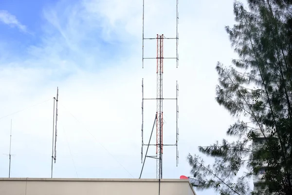 Antena Telecomunicaciones Con Antena — Foto de Stock