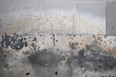 Arka planda çizikler ve çatlaklar olan eski beton duvar. 