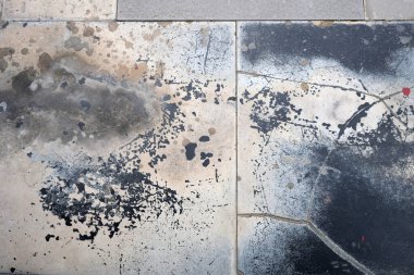 Eski binanın yüzeyinde gri çatlaklar ve çatlaklar olan gri ve gri bir beton dokusu. 
