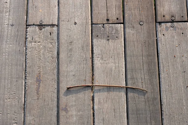 有钉子的旧木制栅栏 — 图库照片