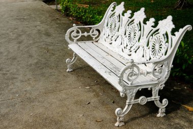 Yeşil parktaki ve dışarıdaki sandalye. 