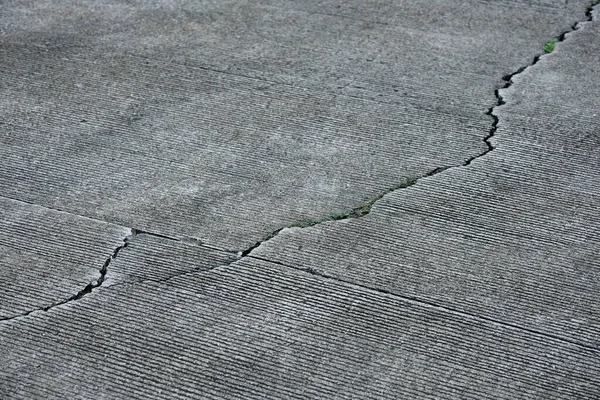 Muro Cemento Grigio Con Fessura Fessura Sul Pavimento Cemento — Foto Stock