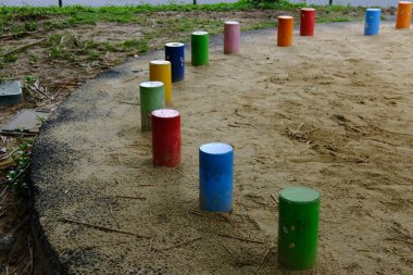 Yerde bir sürü plastik atık var. atık kirliliği. 