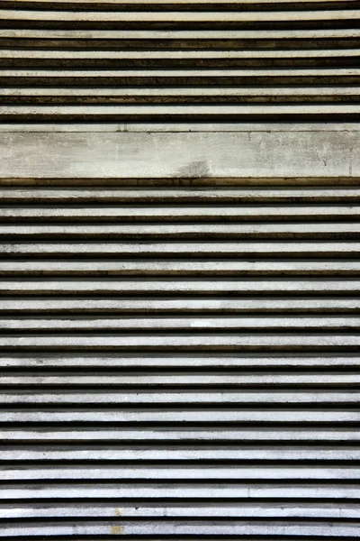 金属护栏旧墙体质感 — 图库照片