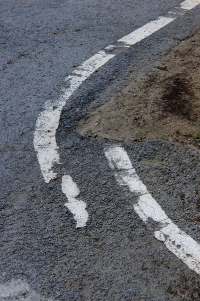 Белый Окрашенный Дорожный Знак Асфальтовой Дороге Трещинами — стоковое фото