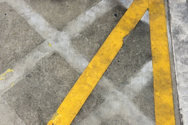 Žlutý Trojúhelník Betonovém Chodníku — Stock fotografie
