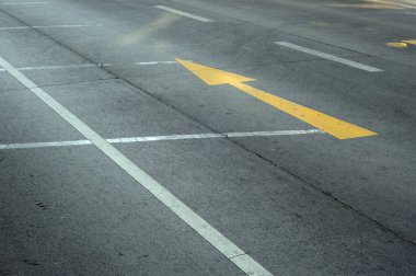 Asfaltta sarı trafik işareti