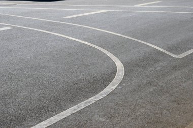 Çizgiler ve çizgilerle yol yüzeyi