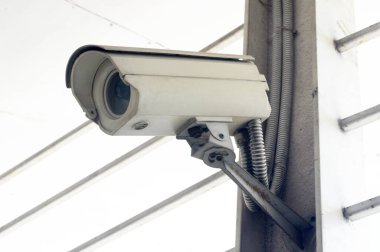 güvenlik kamerası bir binanın duvarında