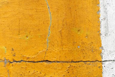 Eski bir duvarın dokusu. Beton bir duvarda sarı ve beyaz boya