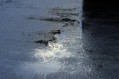Asfalta yağmur damlaları düşer