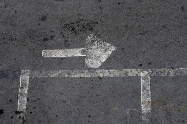 Beton kaldırımda ok işareti.