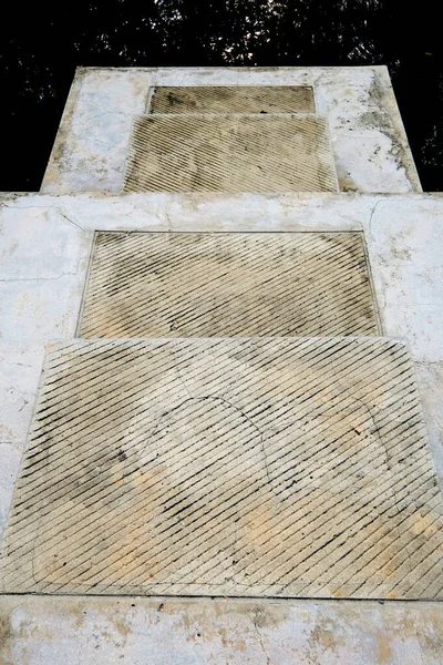 Alter Betonboden Mit Weißer Wand — Stockfoto