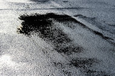 Çatlaklı ve çizikli asfalt dokusu