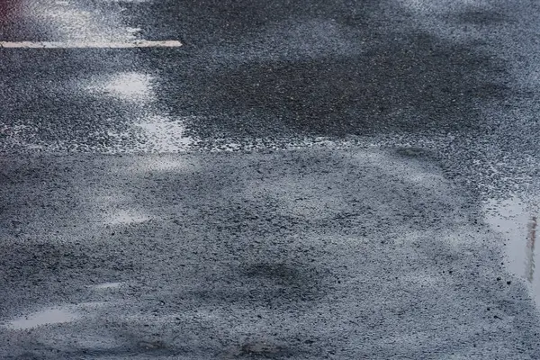 アスファルトと雨が道路に落ちる — ストック写真