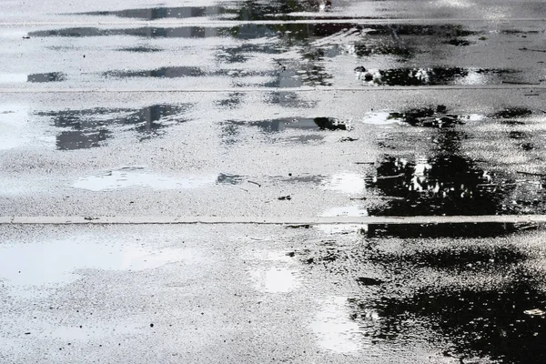 雨のあとの濡れたアスファルト — ストック写真
