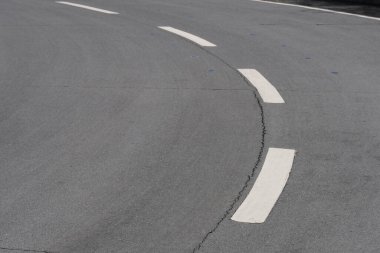 yol işaretleri ve çizgiler