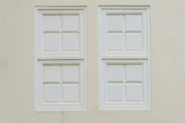 Ablakok Fehér Fal — Stock Fotó