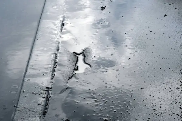 雨の後の濡れたアスファルト道路 雨の反射で車のビューを閉じる — ストック写真