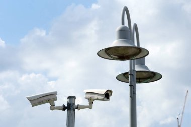 Parktaki güvenlik kameraları. Gözetim sistemlerinden koruma.