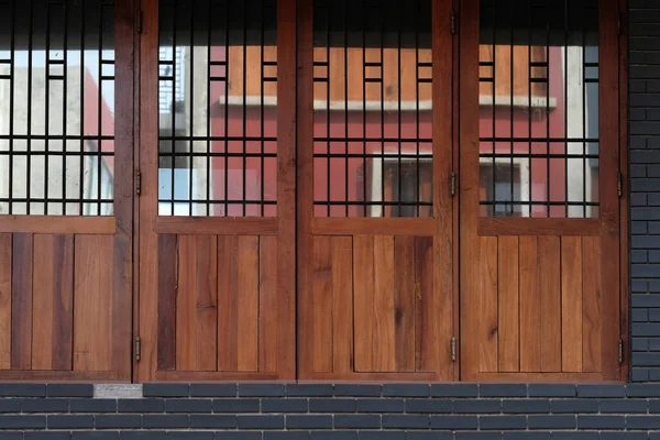 Pencereli eski ahşap kapı