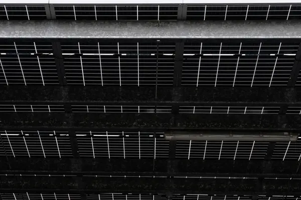 金属製の窓が付いている金属の屋根の閉鎖 — ストック写真