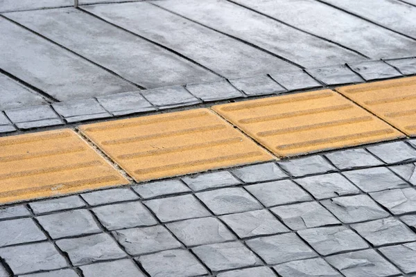 Droga Jest Pomalowana Żółtymi Szarymi Liniami Chodniku — Zdjęcie stockowe