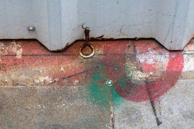 Paslı demirli kırmızı kalp