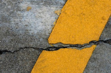 Caddedeki soyut sarı tabela