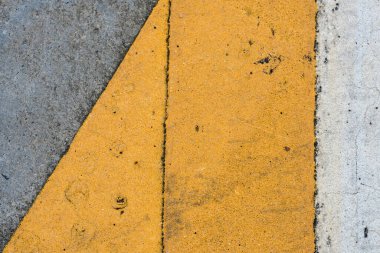 Caddedeki soyut sarı tabela