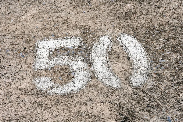 Bir taşın üzerine yazılmış 65 numara.