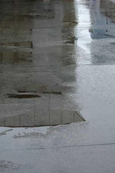 通りの歩道に雨が降る — ストック写真