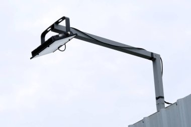 Bir binanın çatısında bir vinç.