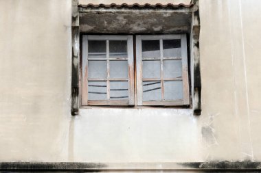 Şehirdeki eski pencere