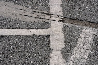 Kırık asfalt yol dokusu