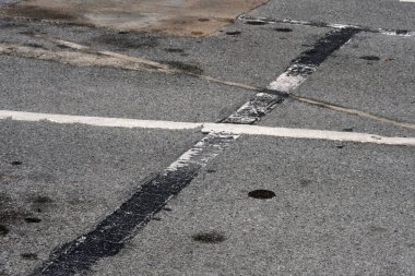 Yol yüzeyinde çatlaklar ve asfalt