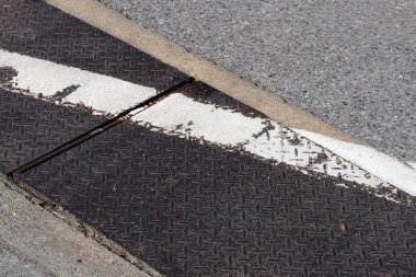 Beyaz çizgili yol yüzeyi