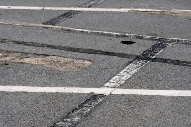 Yol beyaz ve gri çizgilerle boyanmıştır. arkaplan beyaz çizgilerle boyanır.