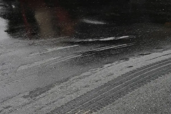 黒いアスファルトの道で濡れた車 抽象的なテクスチャー — ストック写真
