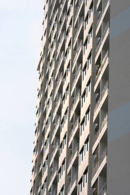 Mavi gökyüzü olan modern apartman