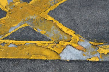 Sokakta sarı üçgen