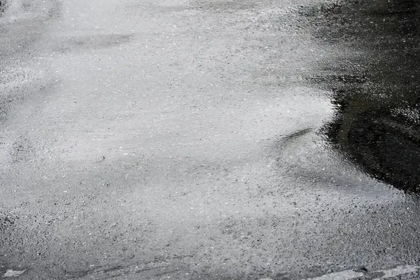 濡れたアスファルト道路の質感 抽象的な背景 — ストック写真