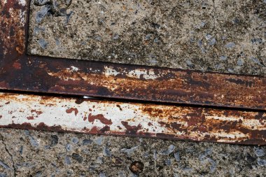 Yerde eski paslı demir var. Paslı paslı metal plaka..