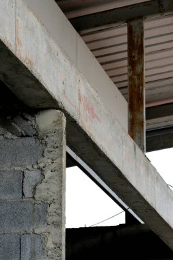 Yapım aşamasında bir binanın beton yapı